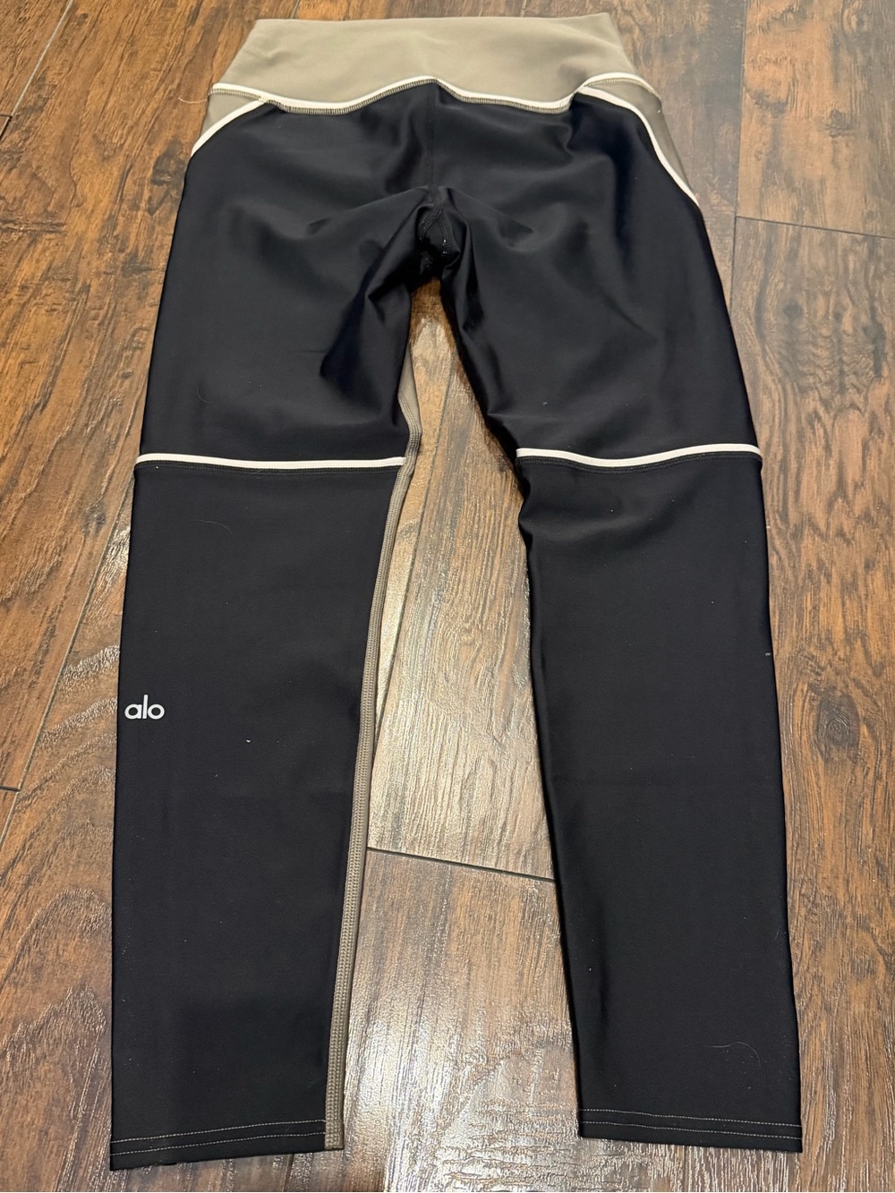 ALO Yoga Women Black Leggings with Olive Green Contrast